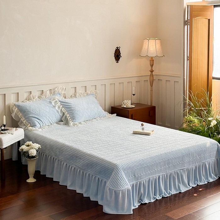 91家纺网 家纺一手货源 找家纺 满座家居 2025新款爆款全消光牛奶绒雕花四件套蕾丝花边仙女款床盖四件套-云芙 云芙-皓月蓝