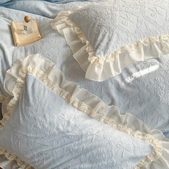 91家纺网 家纺一手货源 找家纺 满座家居 2025新款爆款全消光牛奶绒雕花四件套蕾丝花边仙女款床盖四件套-云芙 云芙-皓月蓝