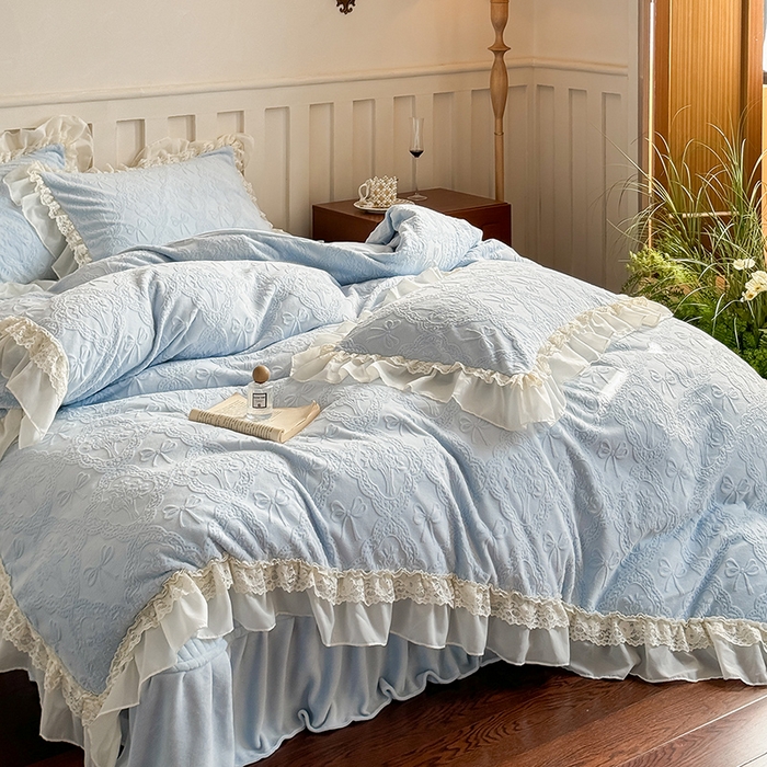91家纺网 家纺一手货源 找家纺 满座家居 2025新款爆款全消光牛奶绒雕花四件套蕾丝花边仙女款床盖四件套-云芙 云芙-皓月蓝