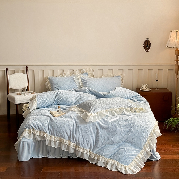 91家纺网 家纺一手货源 找家纺 满座家居 2025新款爆款全消光牛奶绒雕花四件套蕾丝花边仙女款床盖四件套-云芙 云芙-皓月蓝