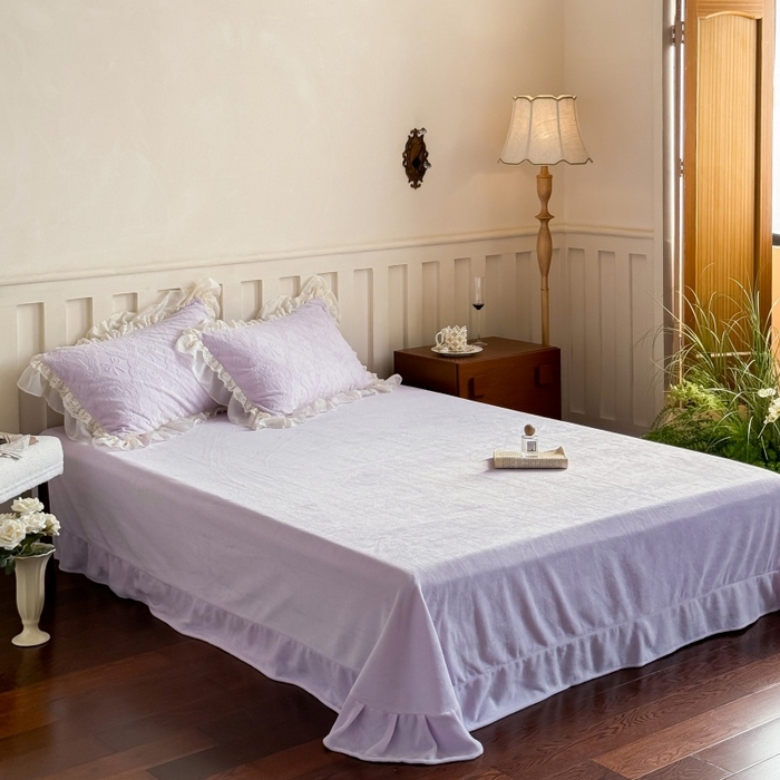 91家纺网 家纺一手货源 找家纺 满座家居 2025新款爆款全消光牛奶绒雕花四件套蕾丝花边仙女款床盖四件套-云芙 云芙-水晶紫