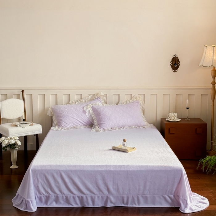 91家纺网 家纺一手货源 找家纺 满座家居 2025新款爆款全消光牛奶绒雕花四件套蕾丝花边仙女款床盖四件套-云芙 云芙-水晶紫