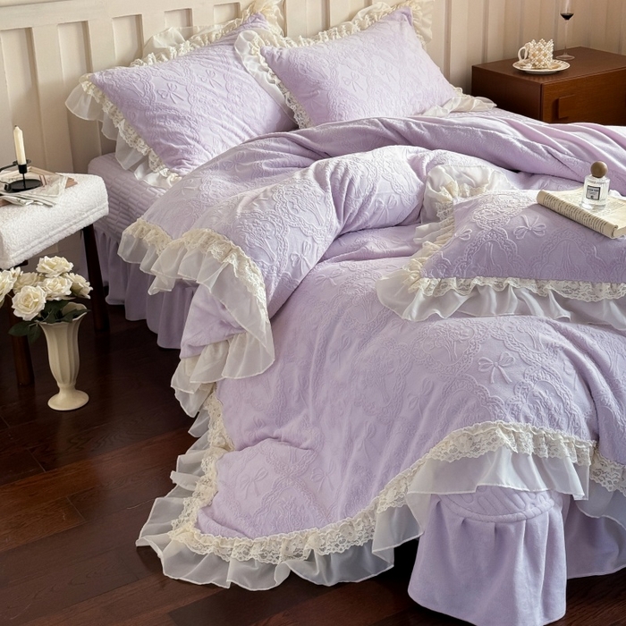 91家纺网 家纺一手货源 找家纺 满座家居 2025新款爆款全消光牛奶绒雕花四件套蕾丝花边仙女款床盖四件套-云芙 云芙-水晶紫