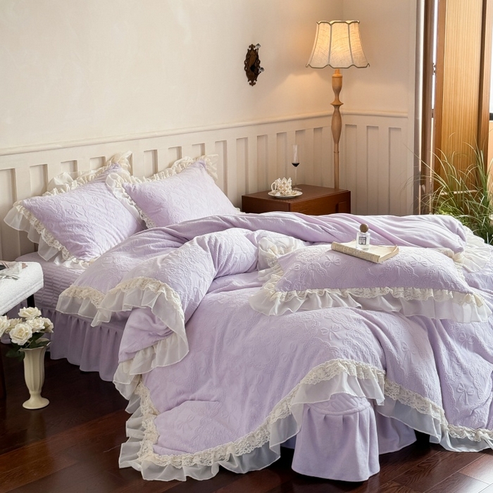 91家纺网 家纺一手货源 找家纺 满座家居 2025新款爆款全消光牛奶绒雕花四件套蕾丝花边仙女款床盖四件套-云芙 云芙-水晶紫