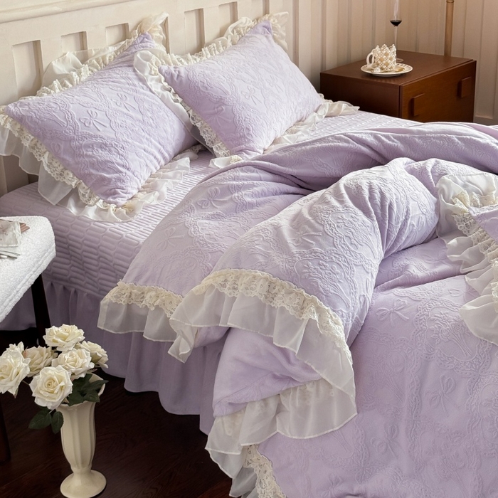 91家纺网 家纺一手货源 找家纺 满座家居 2025新款爆款全消光牛奶绒雕花四件套蕾丝花边仙女款床盖四件套-云芙 云芙-水晶紫