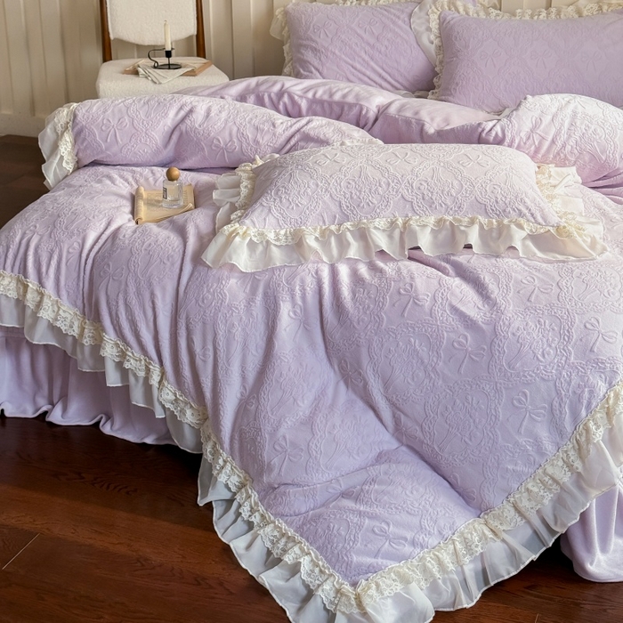 91家纺网 家纺一手货源 找家纺 满座家居 2025新款爆款全消光牛奶绒雕花四件套蕾丝花边仙女款床盖四件套-云芙 云芙-水晶紫