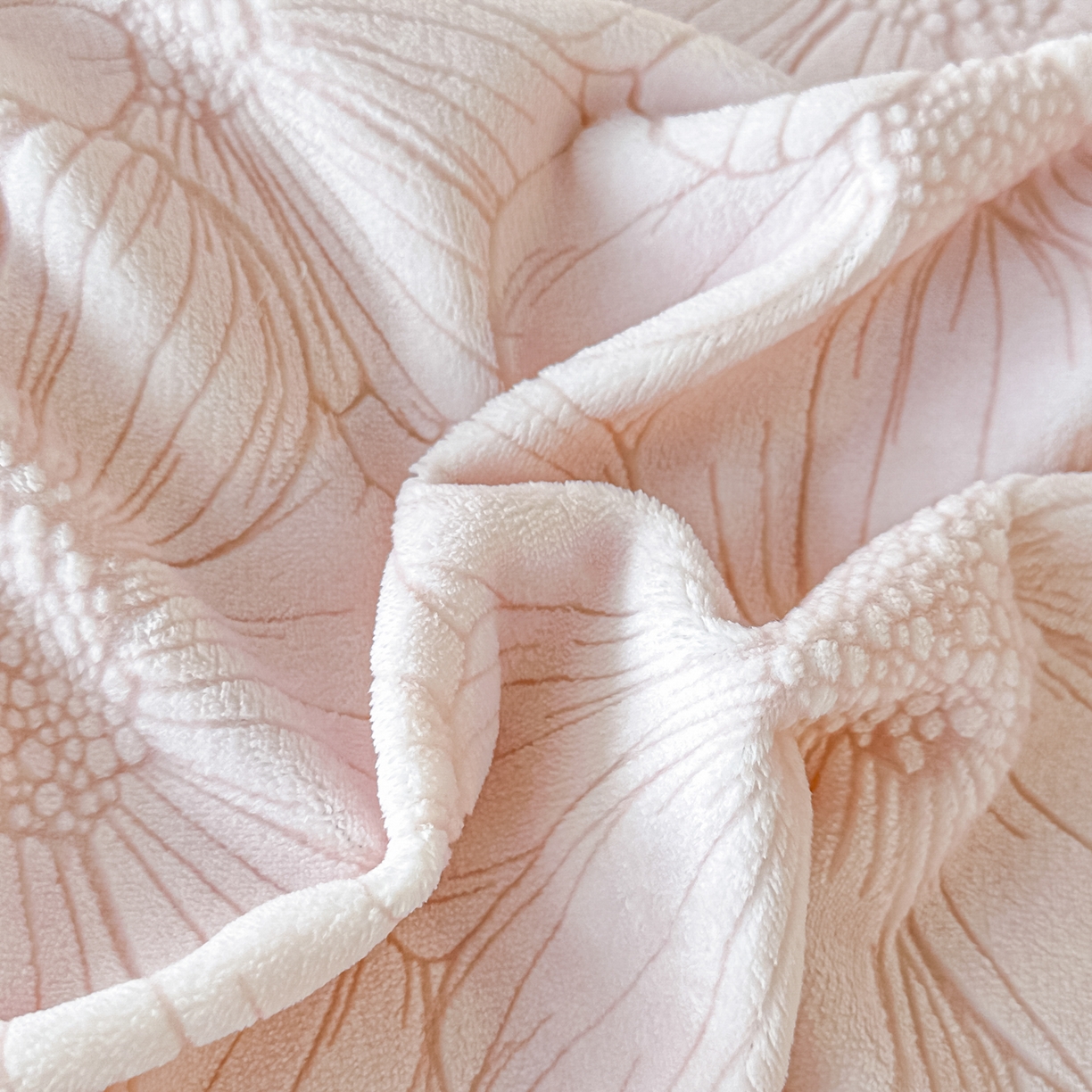 91家纺网 家纺一手货源 找家纺 （总）富米莱（原臻工厂） 2025新款爆款高克重雕花牛奶绒蕾丝花边床盖床单四件套