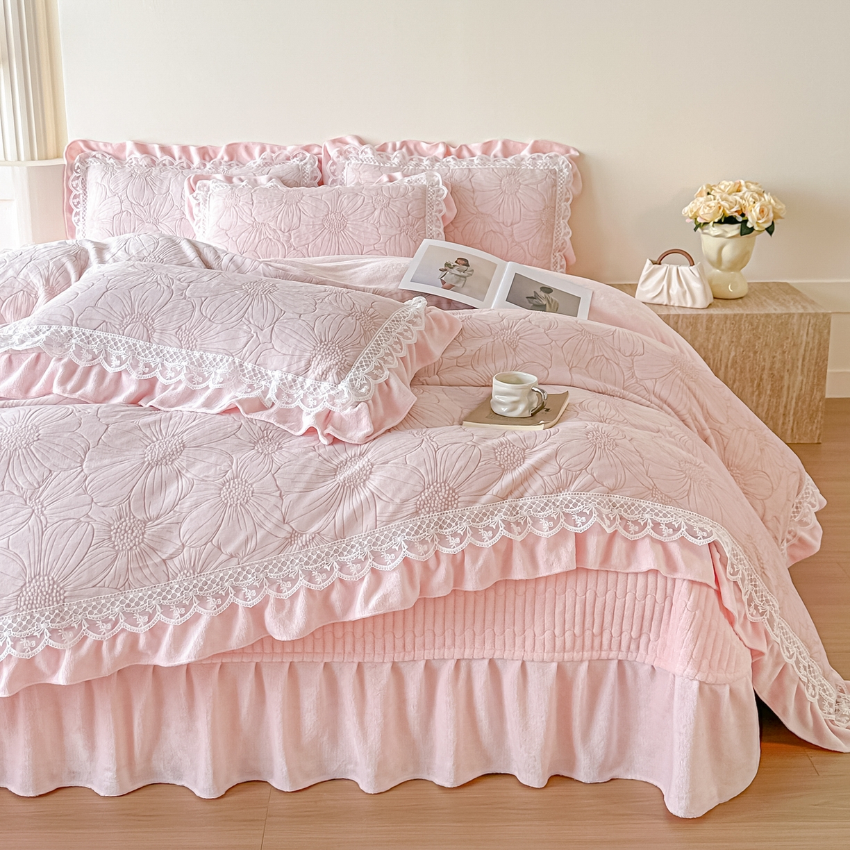 91家纺网 家纺一手货源 找家纺 （总）富米莱（原臻工厂） 2025新款爆款高克重雕花牛奶绒蕾丝花边床盖床单四件套