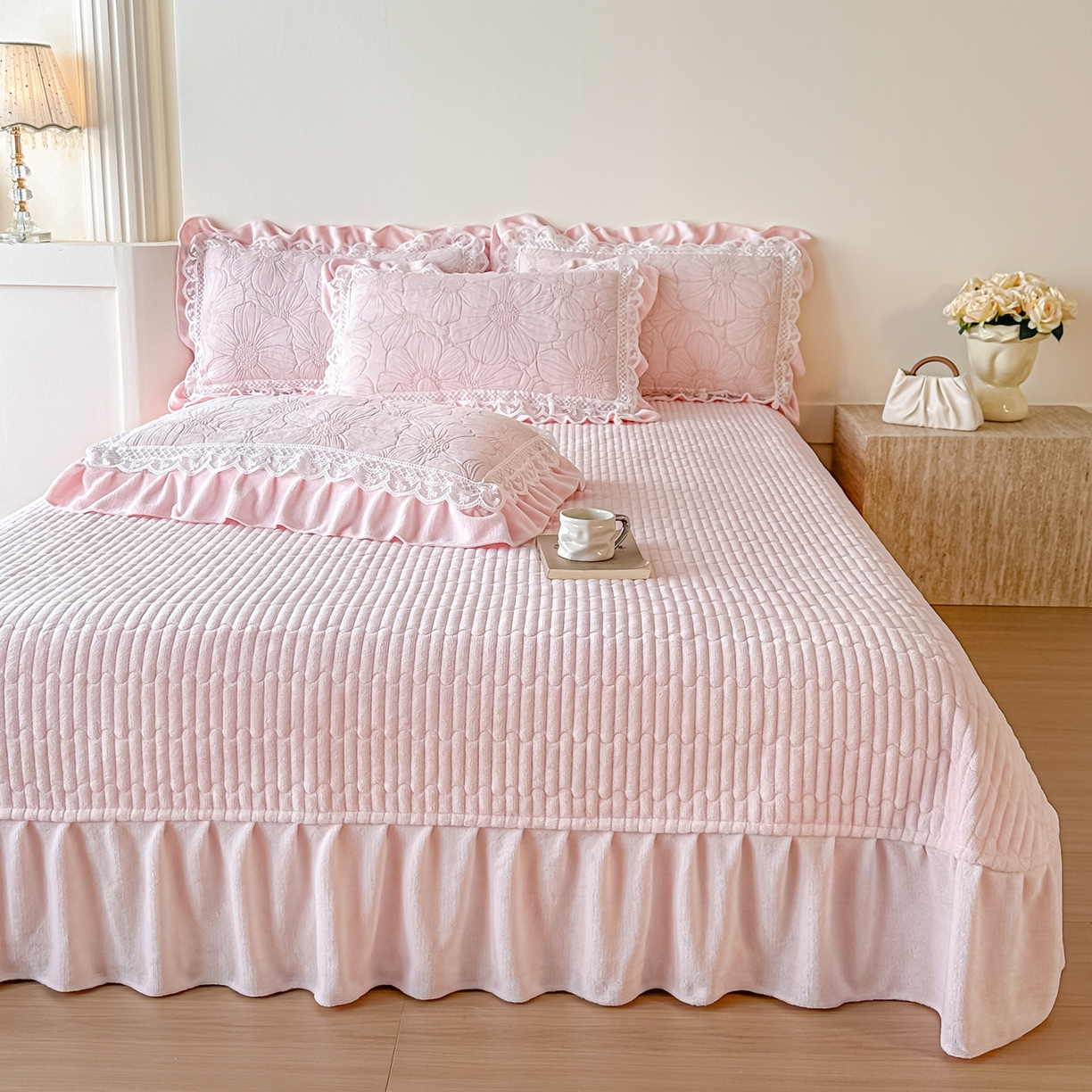 91家纺网 家纺一手货源 找家纺 （总）富米莱（原臻工厂） 2025新款爆款高克重雕花牛奶绒蕾丝花边床盖床单四件套