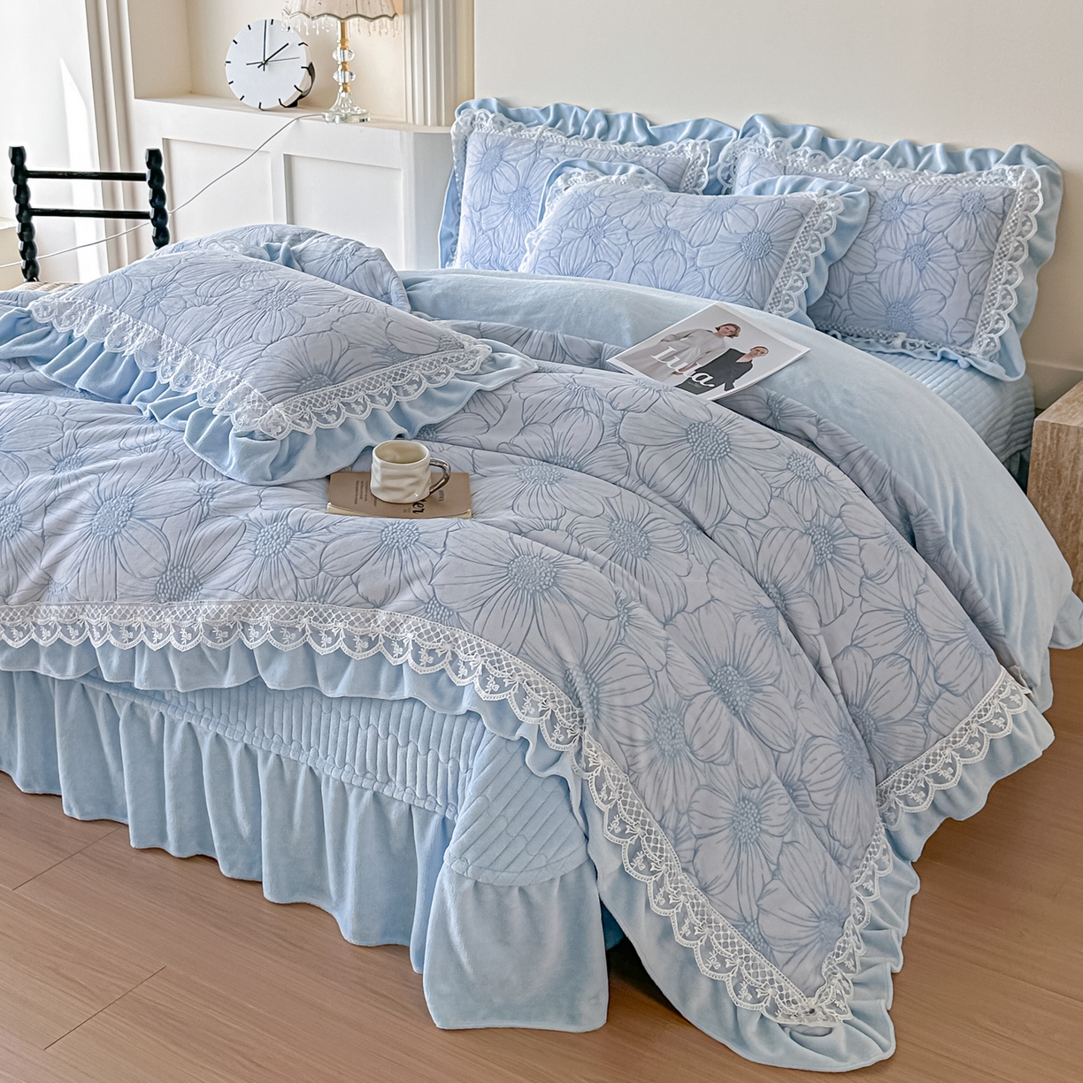 91家纺网 家纺一手货源 找家纺 （总）富米莱（原臻工厂） 2025新款爆款高克重雕花牛奶绒蕾丝花边床盖床单四件套