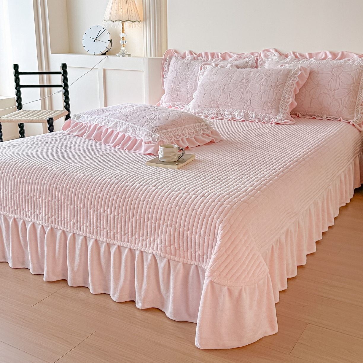 91家纺网 家纺一手货源 找家纺 （总）富米莱（原臻工厂） 2025新款爆款高克重雕花牛奶绒蕾丝花边床盖床单四件套