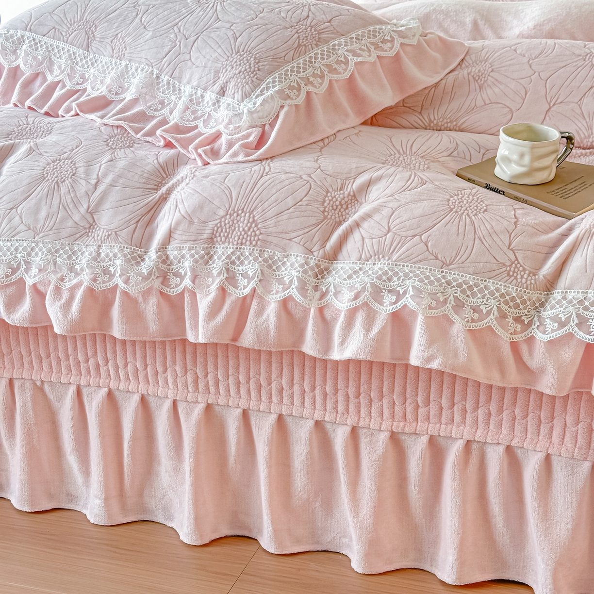 91家纺网 家纺一手货源 找家纺 （总）富米莱（原臻工厂） 2025新款爆款高克重雕花牛奶绒蕾丝花边床盖床单四件套