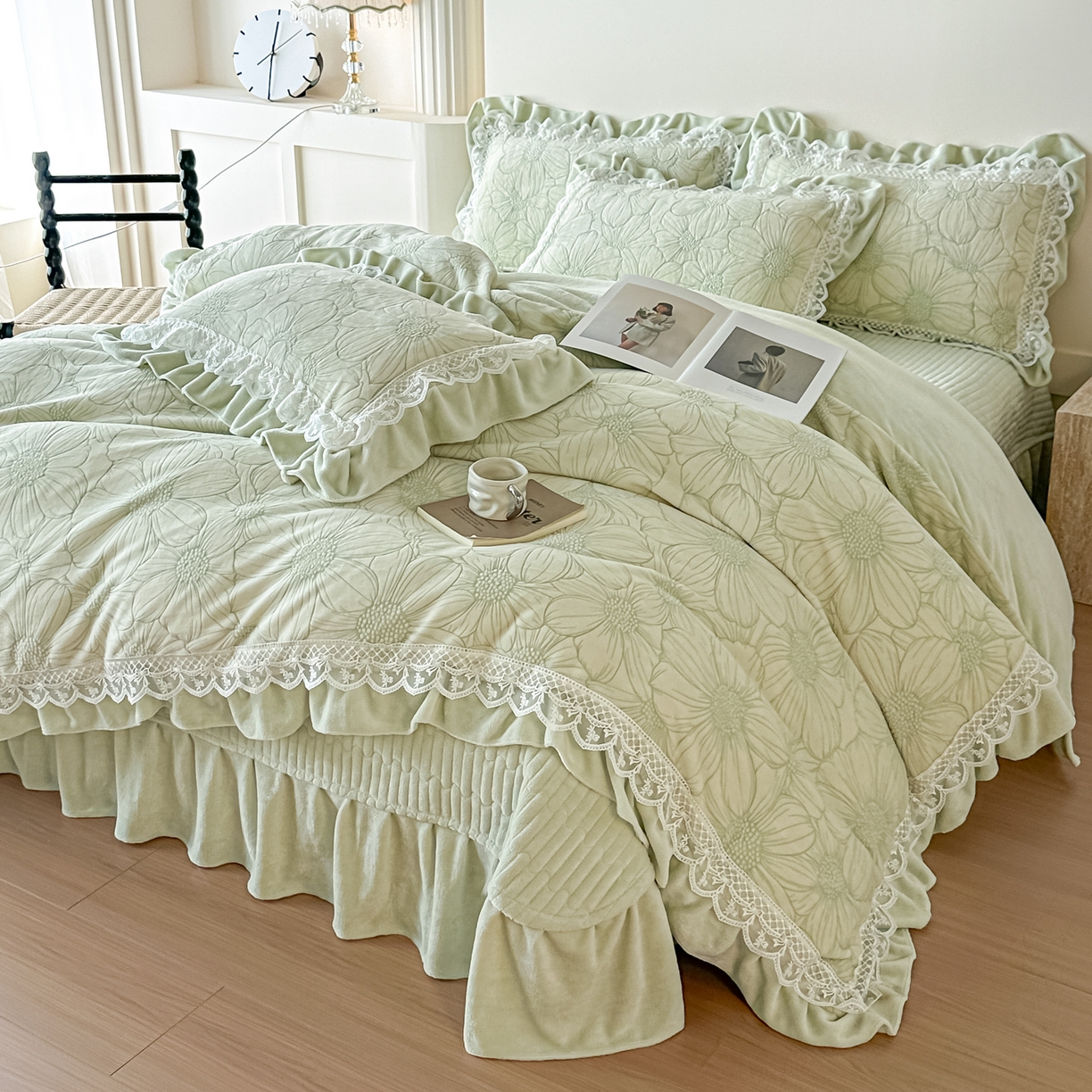 91家纺网 家纺一手货源 找家纺 （总）富米莱（原臻工厂） 2025新款爆款高克重雕花牛奶绒蕾丝花边床盖床单四件套