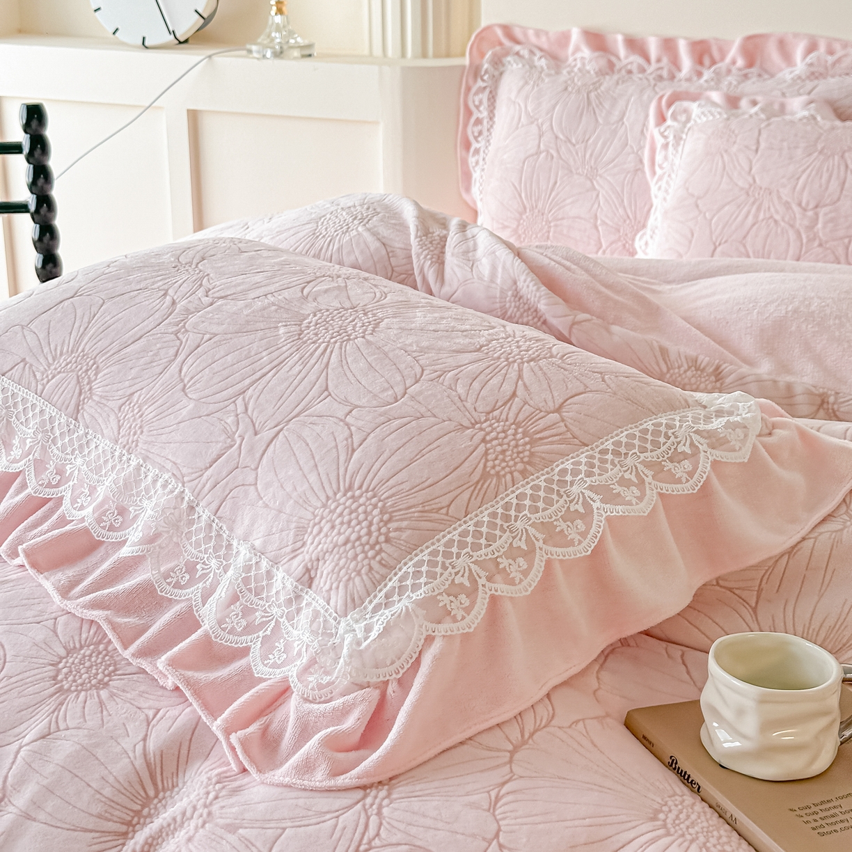 91家纺网 家纺一手货源 找家纺 （总）富米莱（原臻工厂） 2025新款爆款高克重雕花牛奶绒蕾丝花边床盖床单四件套