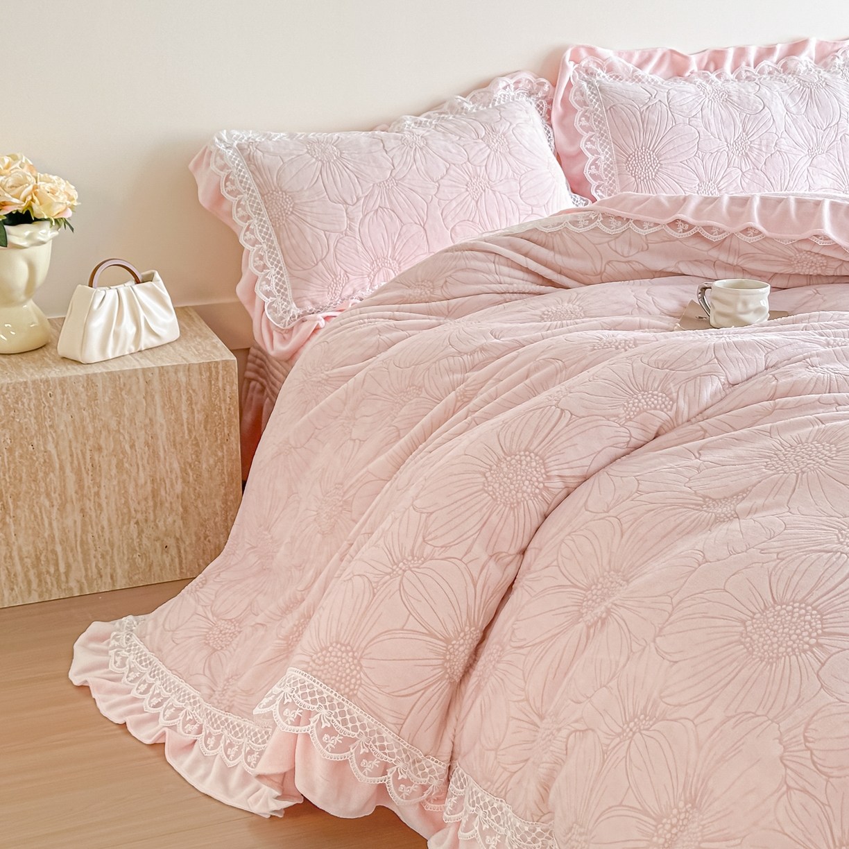 91家纺网 家纺一手货源 找家纺 （总）富米莱（原臻工厂） 2025新款爆款高克重雕花牛奶绒蕾丝花边床盖床单四件套