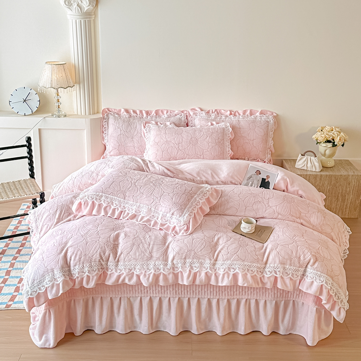 91家纺网 家纺一手货源 找家纺 （总）富米莱（原臻工厂） 2025新款爆款高克重雕花牛奶绒蕾丝花边床盖床单四件套