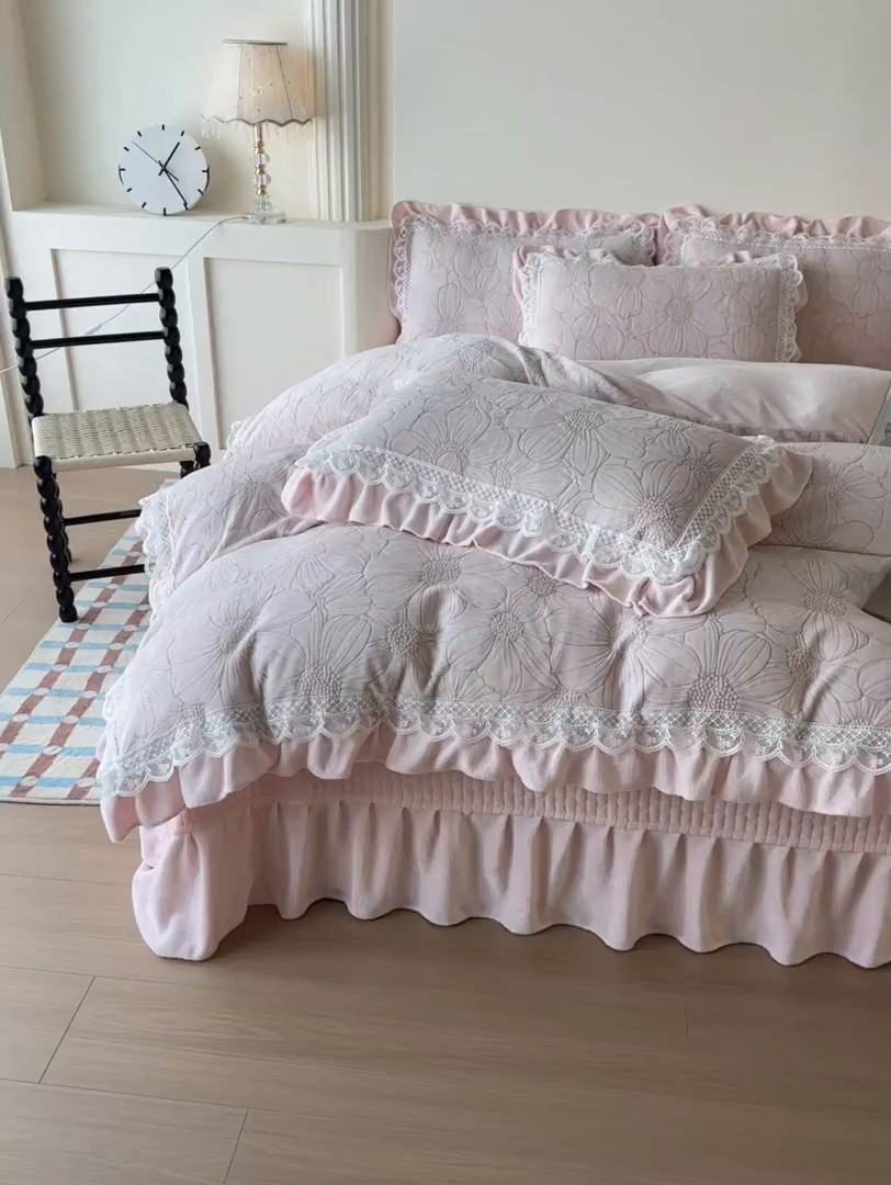91家纺网 家纺一手货源 找家纺 （总）富米莱（原臻工厂） 2025新款爆款高克重雕花牛奶绒蕾丝花边床盖床单四件套