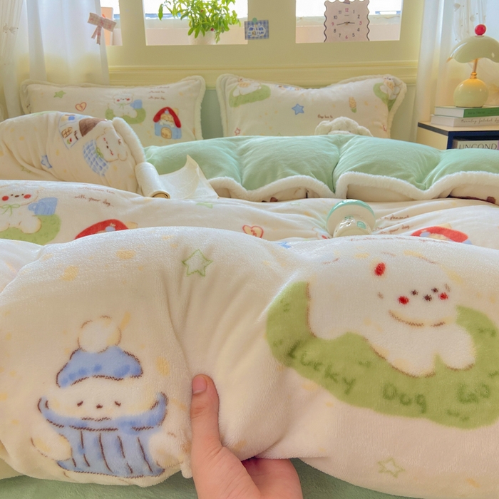 91家纺网 家纺一手货源 找家纺 大麦家纺 2025年新款兔毛花边印花牛奶绒四件套 草地小狗