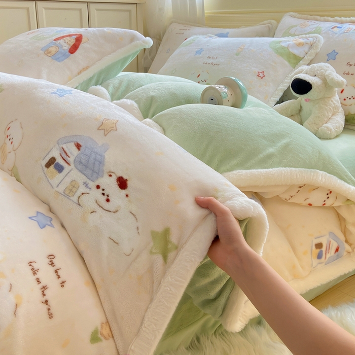 91家纺网 家纺一手货源 找家纺 大麦家纺 2025年新款兔毛花边印花牛奶绒四件套 草地小狗