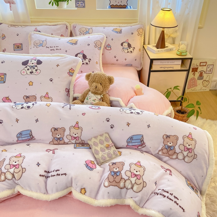 91家纺网 家纺一手货源 找家纺 大麦家纺 2025年新款兔毛花边印花牛奶绒四件套 磁带熊仔米