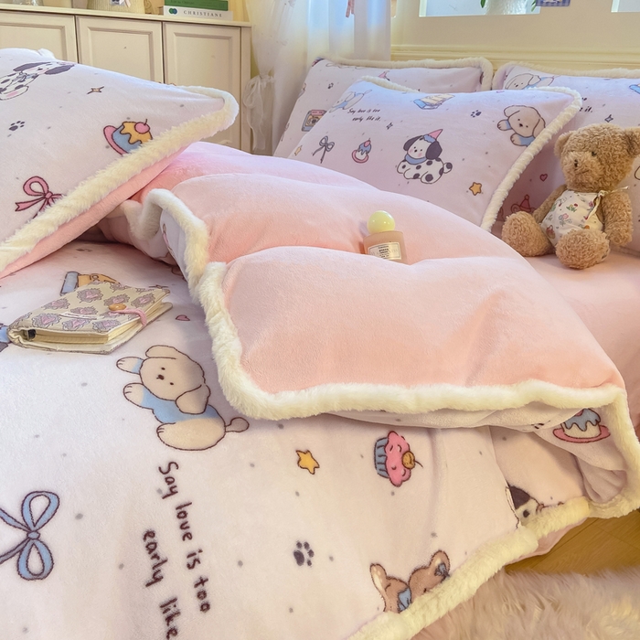 91家纺网 家纺一手货源 找家纺 大麦家纺 2025年新款兔毛花边印花牛奶绒四件套 磁带熊仔米