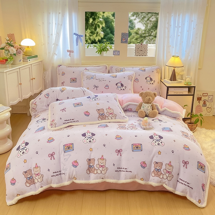 91家纺网 家纺一手货源 找家纺 大麦家纺 2025年新款兔毛花边印花牛奶绒四件套 磁带熊仔米