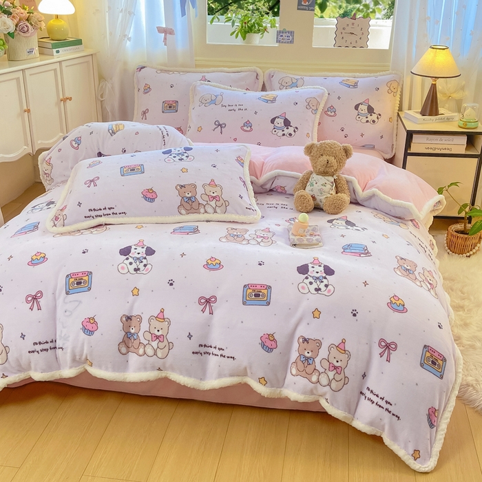 91家纺网 家纺一手货源 找家纺 大麦家纺 2025年新款兔毛花边印花牛奶绒四件套 磁带熊仔米