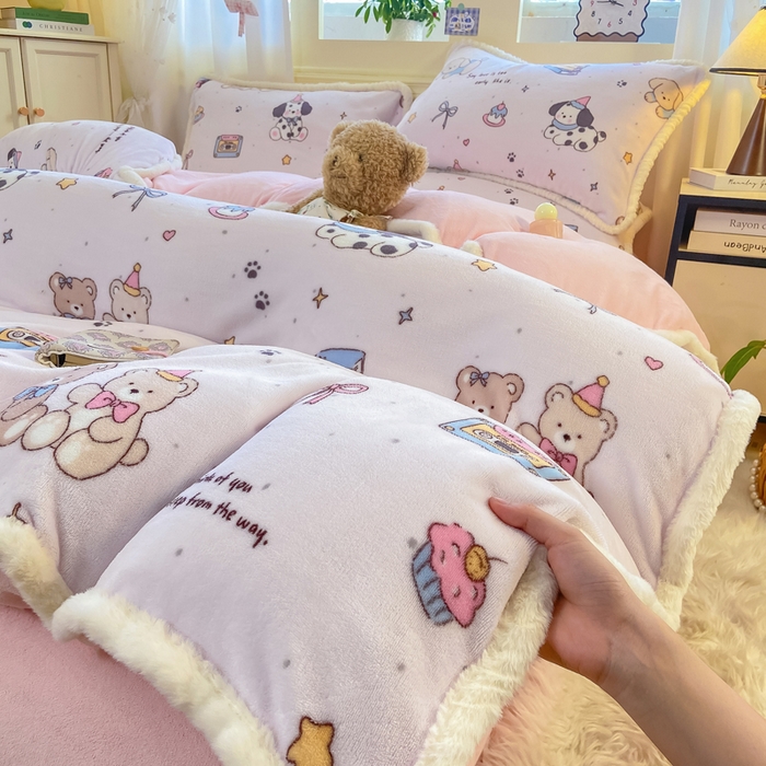 91家纺网 家纺一手货源 找家纺 大麦家纺 2025年新款兔毛花边印花牛奶绒四件套 磁带熊仔米