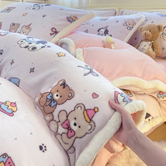 91家纺网 家纺一手货源 找家纺 大麦家纺 2025年新款兔毛花边印花牛奶绒四件套 磁带熊仔米