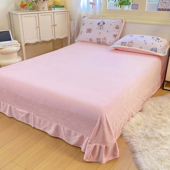 91家纺网 家纺一手货源 找家纺 大麦家纺 2025年新款兔毛花边印花牛奶绒四件套 磁带熊仔米