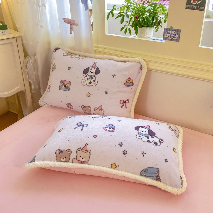 91家纺网 家纺一手货源 找家纺 大麦家纺 2025年新款兔毛花边印花牛奶绒四件套 磁带熊仔米