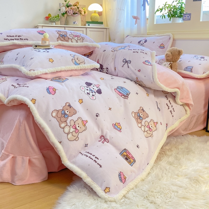 91家纺网 家纺一手货源 找家纺 大麦家纺 2025年新款兔毛花边印花牛奶绒四件套 磁带熊仔米