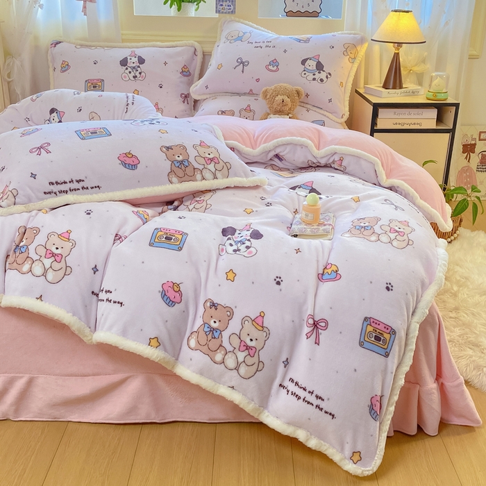 91家纺网 家纺一手货源 找家纺 大麦家纺 2025年新款兔毛花边印花牛奶绒四件套 磁带熊仔米