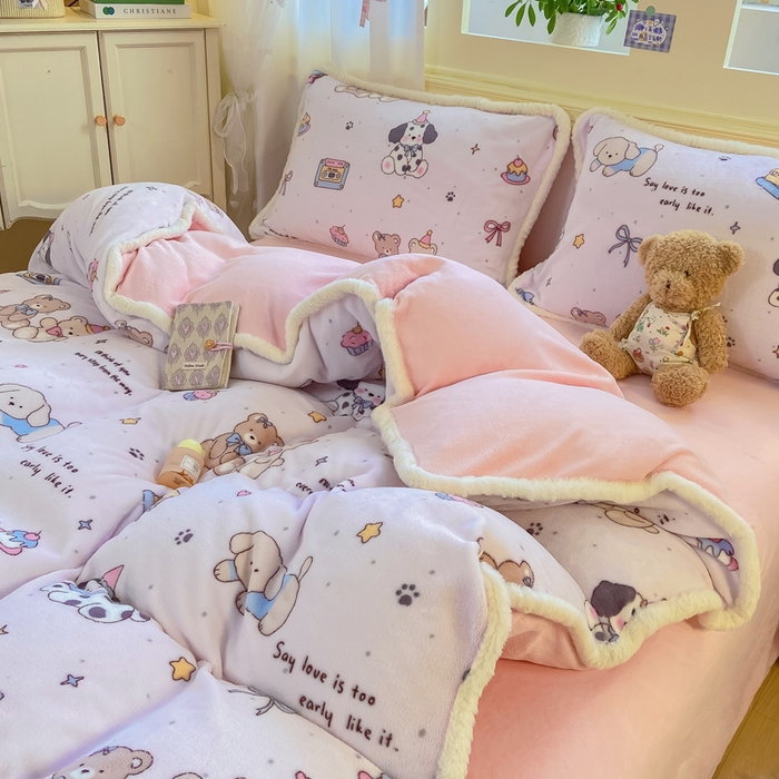 91家纺网 家纺一手货源 找家纺 大麦家纺 2025年新款兔毛花边印花牛奶绒四件套 磁带熊仔米