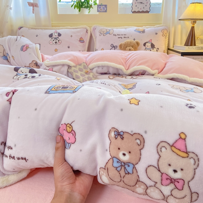 91家纺网 家纺一手货源 找家纺 大麦家纺 2025年新款兔毛花边印花牛奶绒四件套 磁带熊仔米