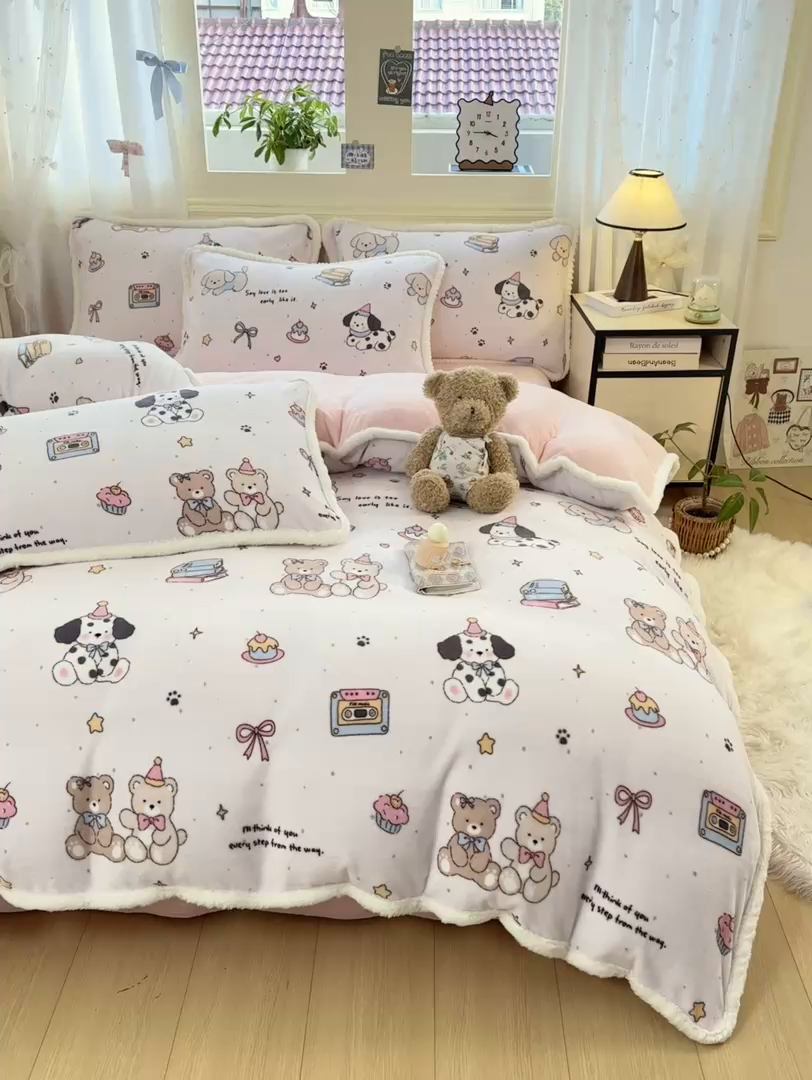 91家纺网 家纺一手货源 找家纺 大麦家纺 2025年新款兔毛花边印花牛奶绒四件套 磁带熊仔米