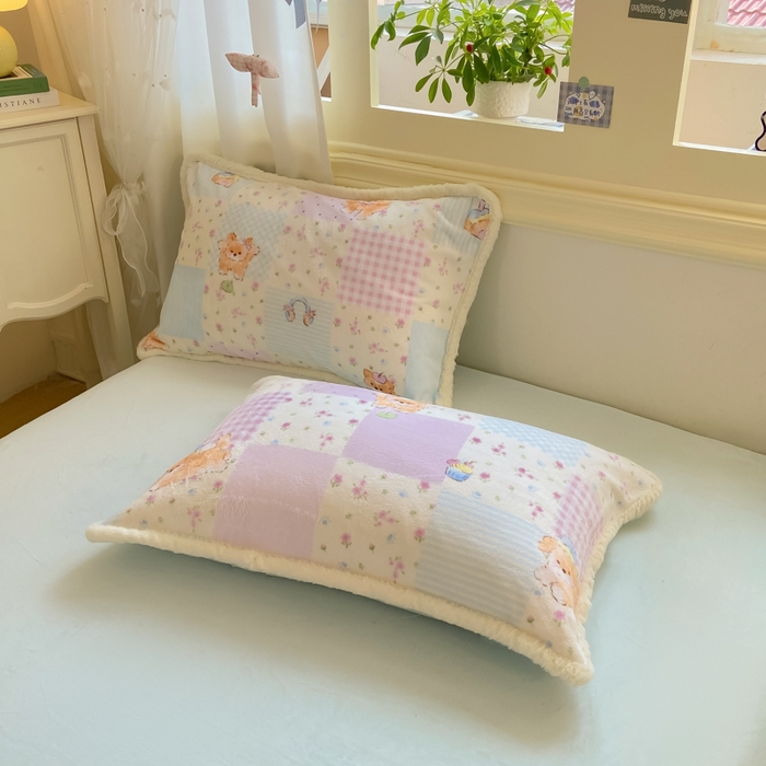 91家纺网 家纺一手货源 找家纺 大麦家纺 2025年新款兔毛花边印花牛奶绒四件套 格子碎花狗