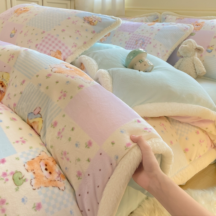 91家纺网 家纺一手货源 找家纺 大麦家纺 2025年新款兔毛花边印花牛奶绒四件套 格子碎花狗