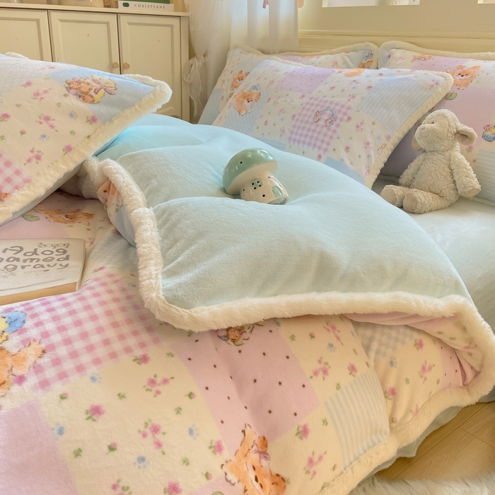 91家纺网 家纺一手货源 找家纺 大麦家纺 2025年新款兔毛花边印花牛奶绒四件套 格子碎花狗