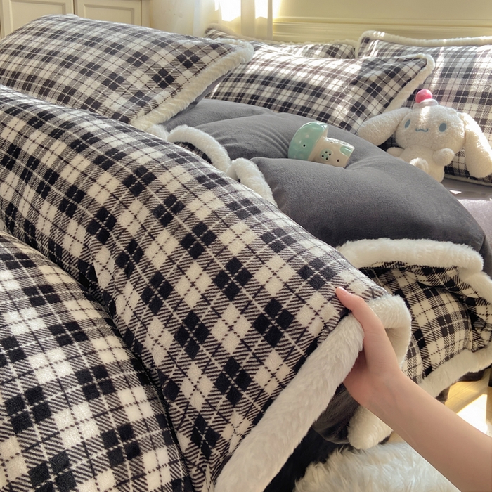 91家纺网 家纺一手货源 找家纺 大麦家纺 2025年新款兔毛花边印花牛奶绒四件套 黑小格