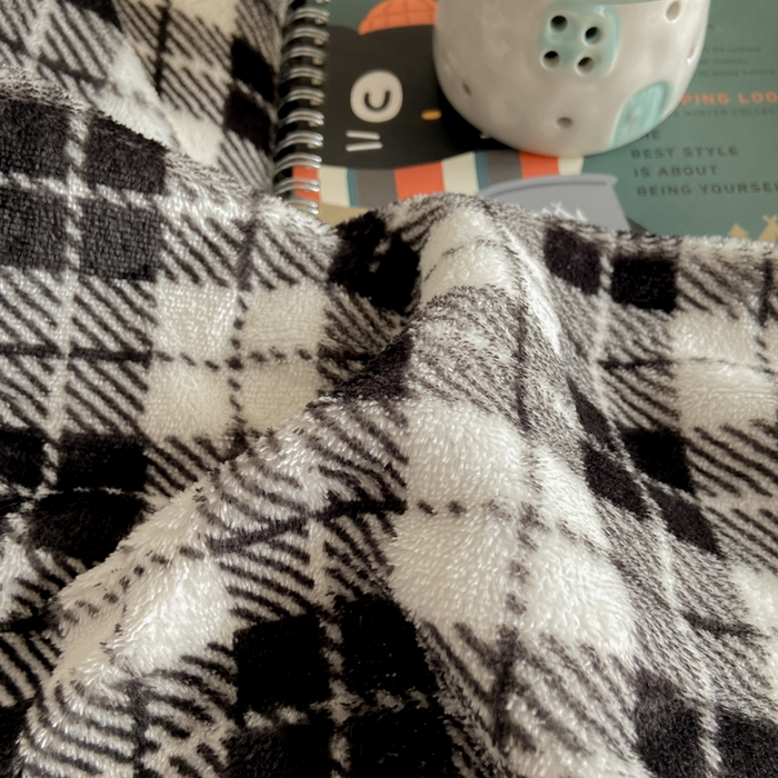 91家纺网 家纺一手货源 找家纺 大麦家纺 2025年新款兔毛花边印花牛奶绒四件套 黑小格