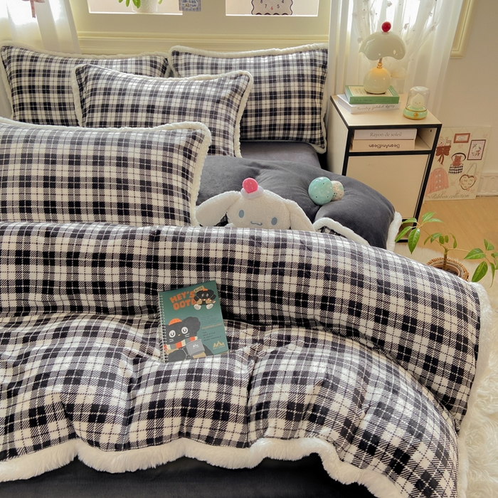 91家纺网 家纺一手货源 找家纺 大麦家纺 2025年新款兔毛花边印花牛奶绒四件套 黑小格