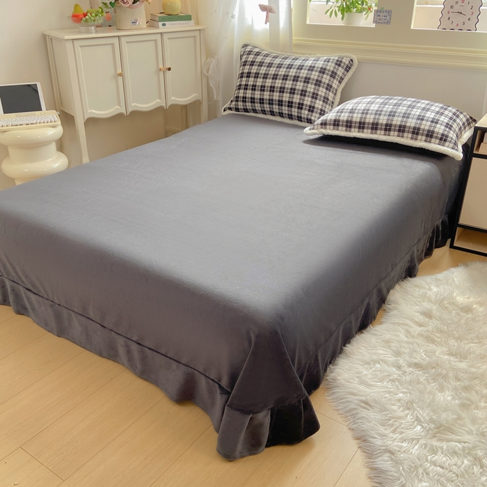 91家纺网 家纺一手货源 找家纺 大麦家纺 2025年新款兔毛花边印花牛奶绒四件套 黑小格