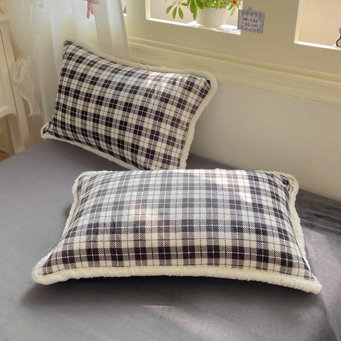 91家纺网 家纺一手货源 找家纺 大麦家纺 2025年新款兔毛花边印花牛奶绒四件套 黑小格