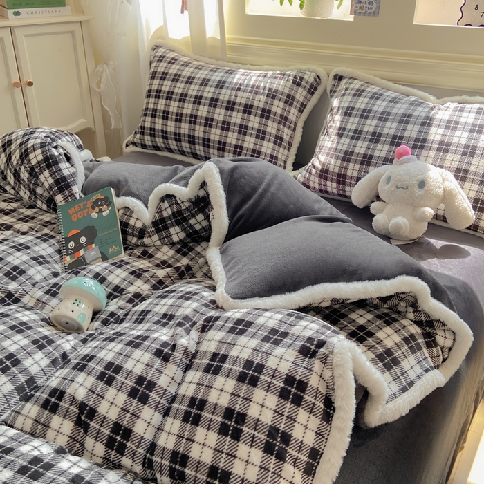 91家纺网 家纺一手货源 找家纺 大麦家纺 2025年新款兔毛花边印花牛奶绒四件套 黑小格