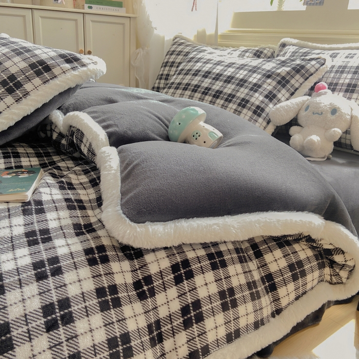 91家纺网 家纺一手货源 找家纺 大麦家纺 2025年新款兔毛花边印花牛奶绒四件套 黑小格