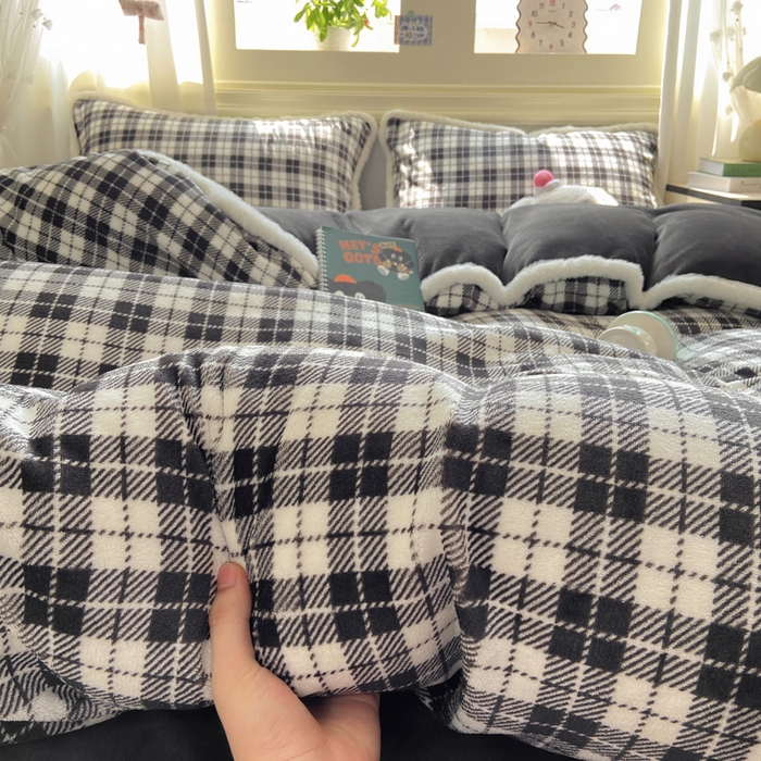 91家纺网 家纺一手货源 找家纺 大麦家纺 2025年新款兔毛花边印花牛奶绒四件套 黑小格