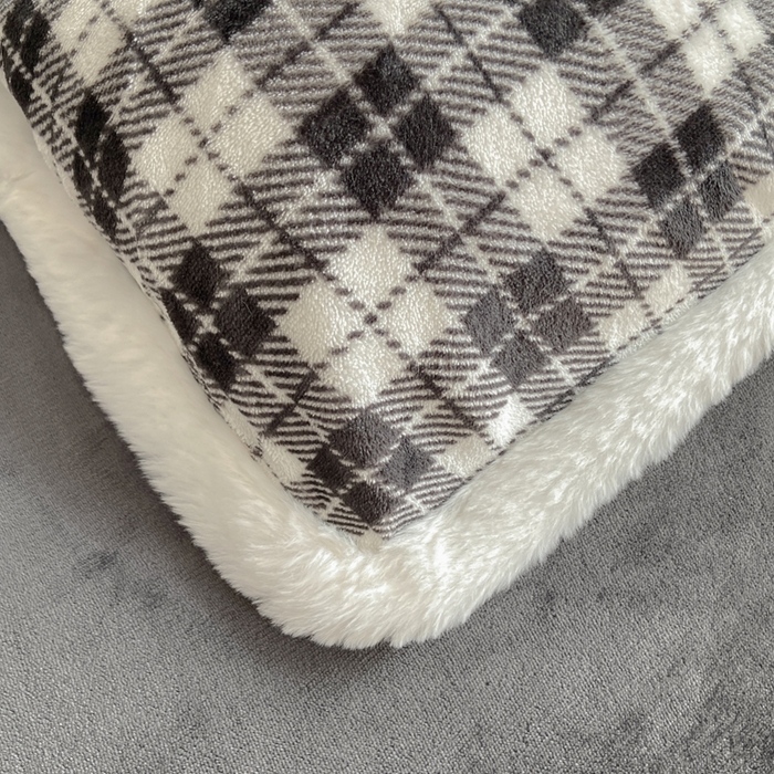 91家纺网 家纺一手货源 找家纺 大麦家纺 2025年新款兔毛花边印花牛奶绒四件套 黑小格