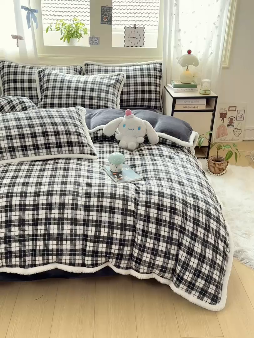 91家纺网 家纺一手货源 找家纺 大麦家纺 2025年新款兔毛花边印花牛奶绒四件套 黑小格