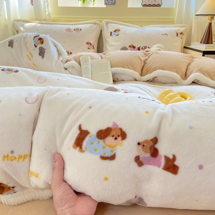 91家纺网 家纺一手货源 找家纺 大麦家纺 2025年新款兔毛花边印花牛奶绒四件套 腊肠狗联盟